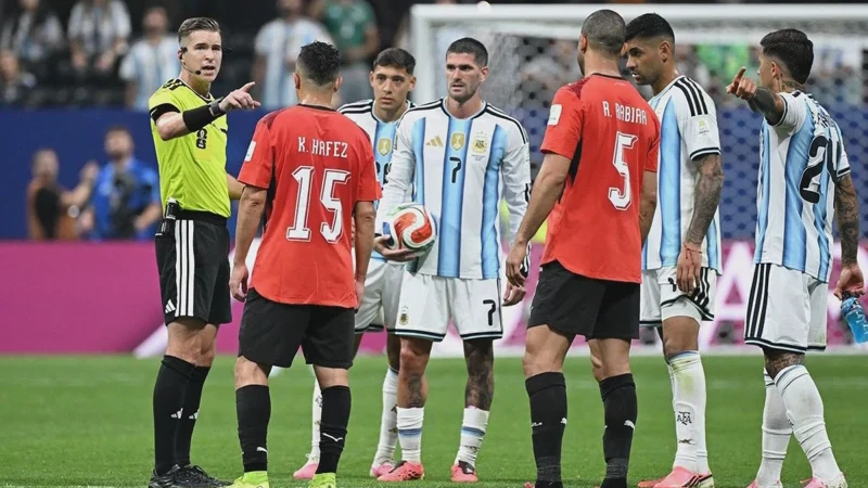 Laga Argentina vs Mesir Penuh Kontroversi Lisandro Martinez Justru Puji Kinerja Wasit