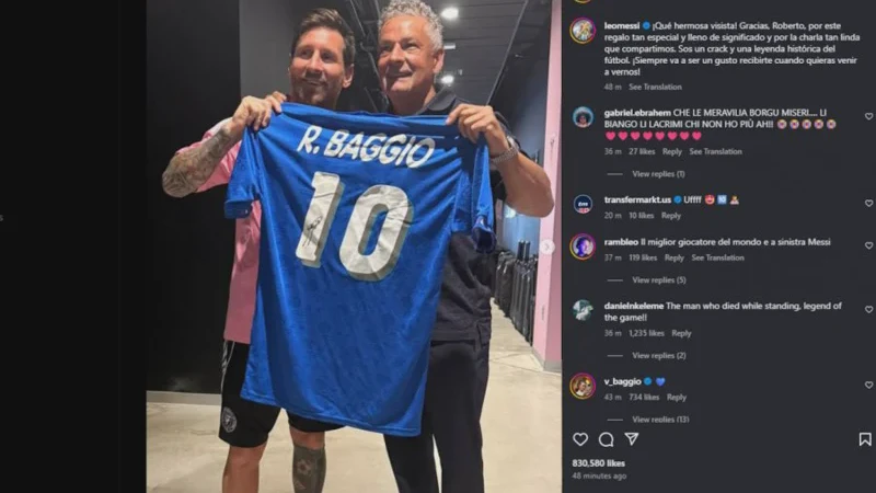 Momen Haru Lionel Messi Beri Jersey Spesial untuk Legenda Italia Roberto Baggio