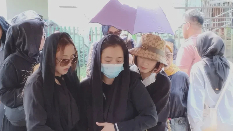 Momen Terakhir Vega Darwanti Temani Sang Ibu Sebelum Berpulang Ternyata Begitu Mengharukan
